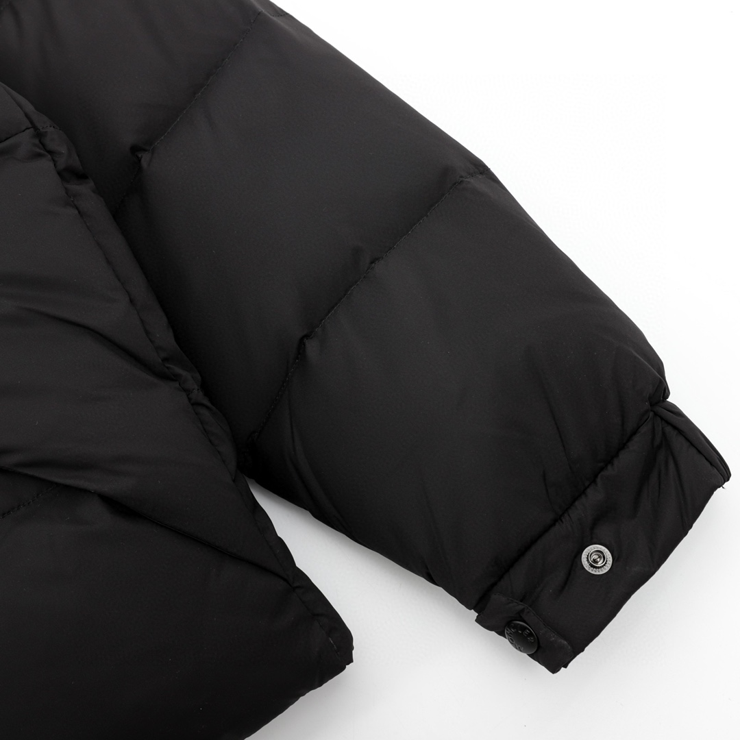 Moncler Madeira 22Fw のゲート（ドア）部分に立体彫刻のエンボス加工されたアルファベットが付いたダウンジャケッ