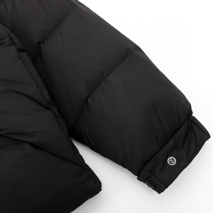 Moncler Madeira 22Fw のゲート（ドア）部分に立体彫刻のエンボス加工されたアルファベットが付いたダウンジャケッ