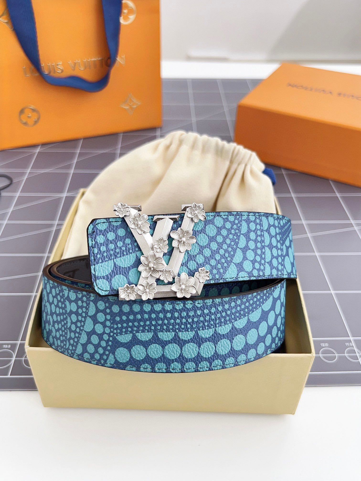 ルイ・ヴィトン「Louis Vuitton」ベルト･LV イニシャル 40MM