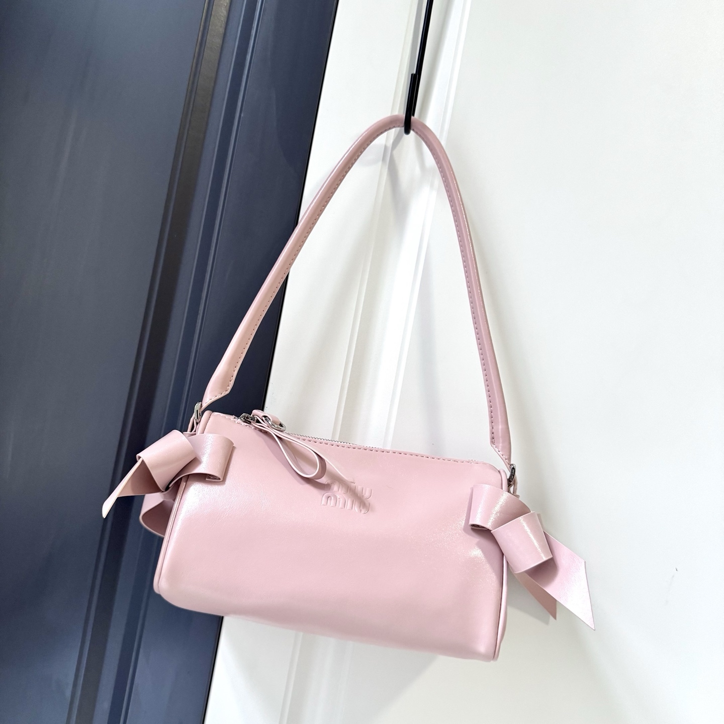 ミュウミュウ「Miu Miu」ミュウミュウ シャイニーレザーポーチ 5NE029 / ハンドバッグ