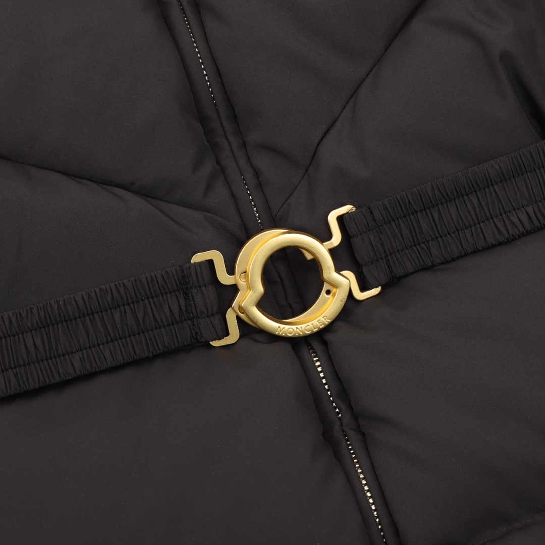 Moncler の新モデル BROSSE のショート丈フード付きダウンジャケットで、V 字の縫い目デザインとウエストを引き締めるベルトが付いて、やせてスリムに見える効果があります
