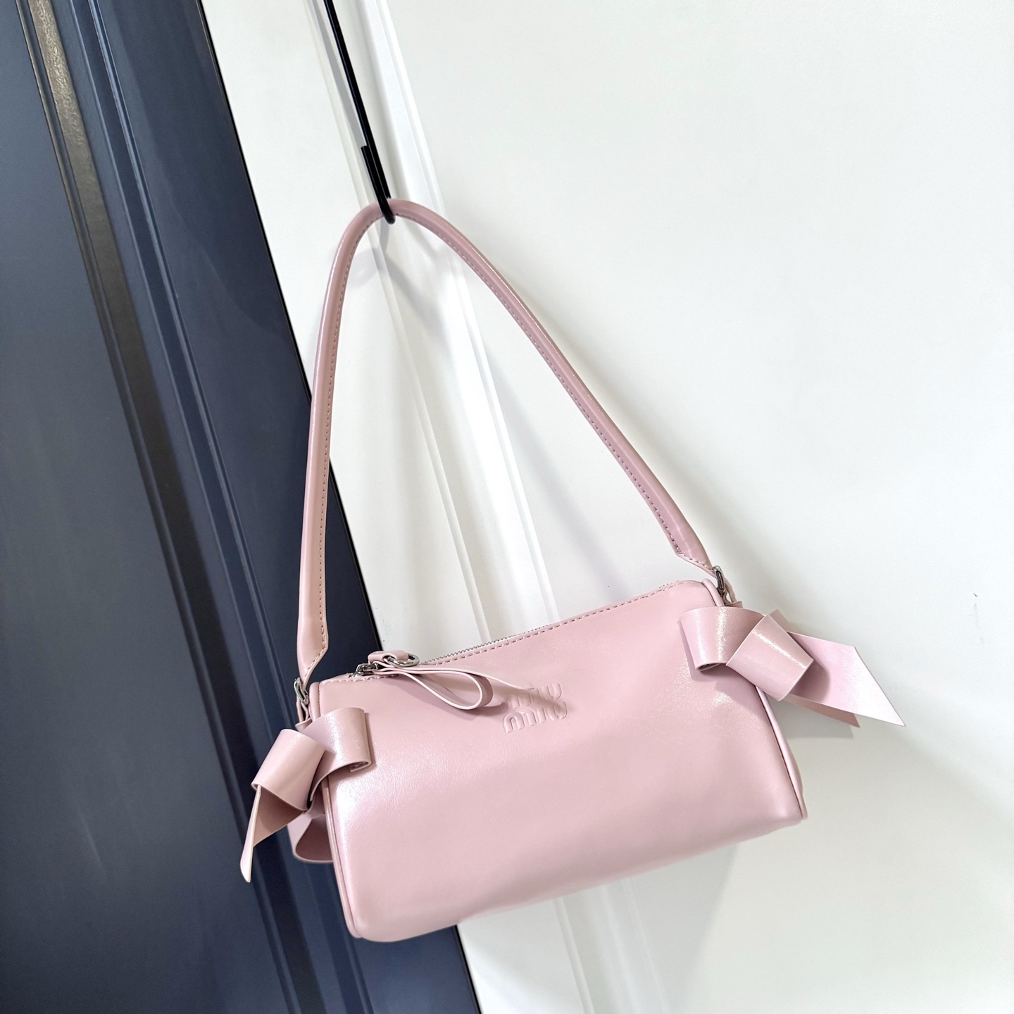 ミュウミュウ「Miu Miu」ミュウミュウ シャイニーレザーポーチ 5NE029 / ハンドバッグ