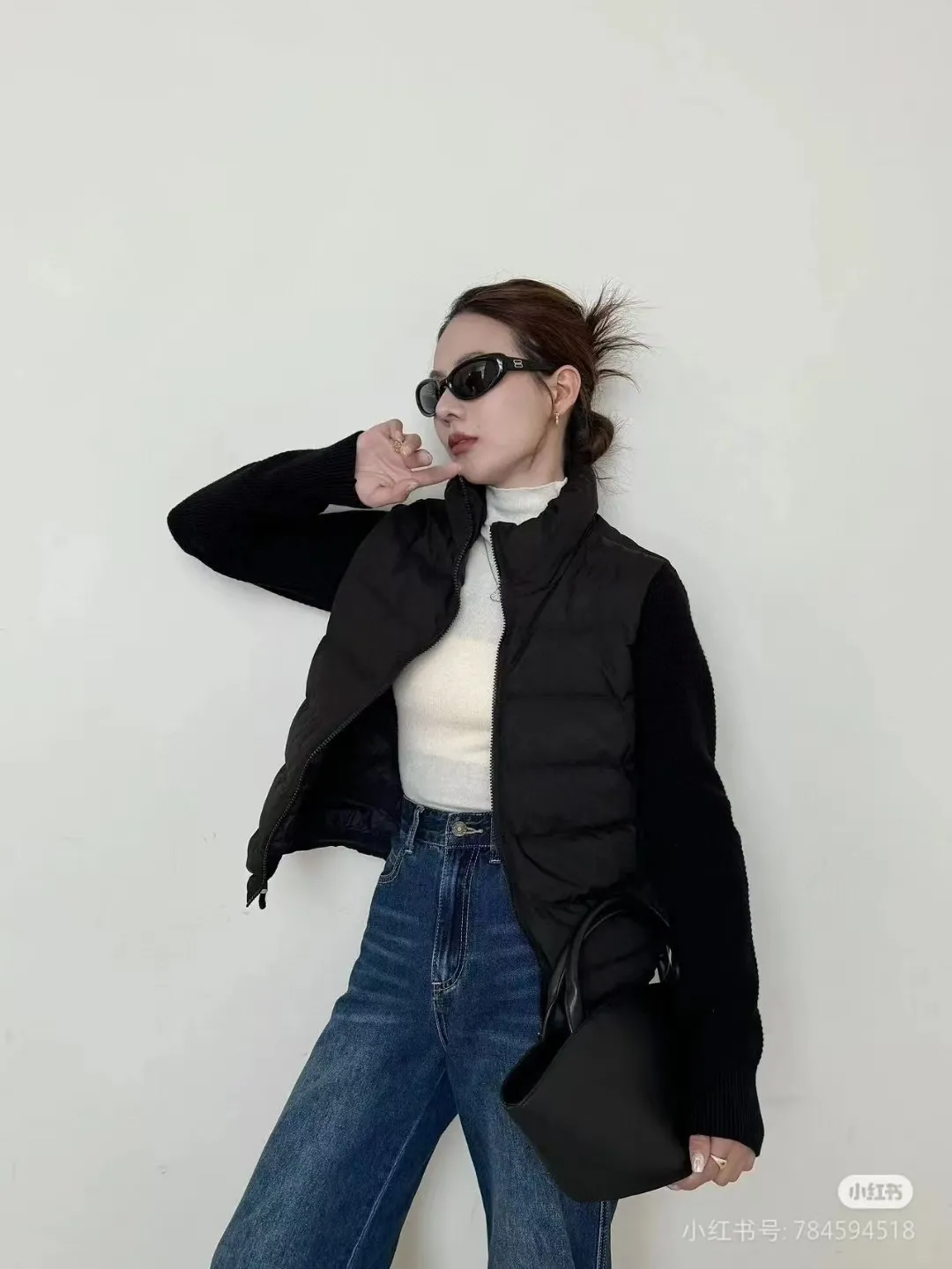 モンクレール（Moncler）の 24S 新作、袖が編み地とつなぎ合わされたパーカ付きの薄手ダウンジャケット