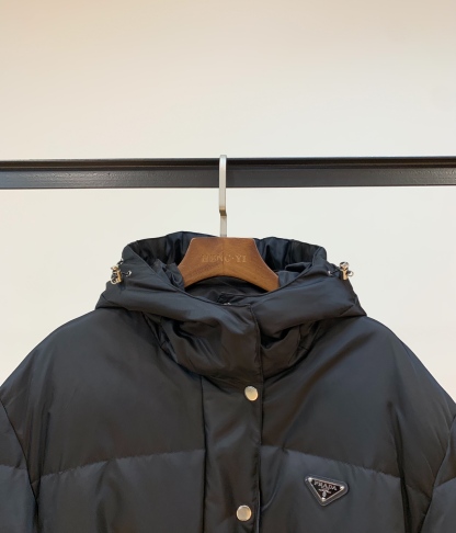 プラダ「Prada」秋冬フード付きダウンジャケット