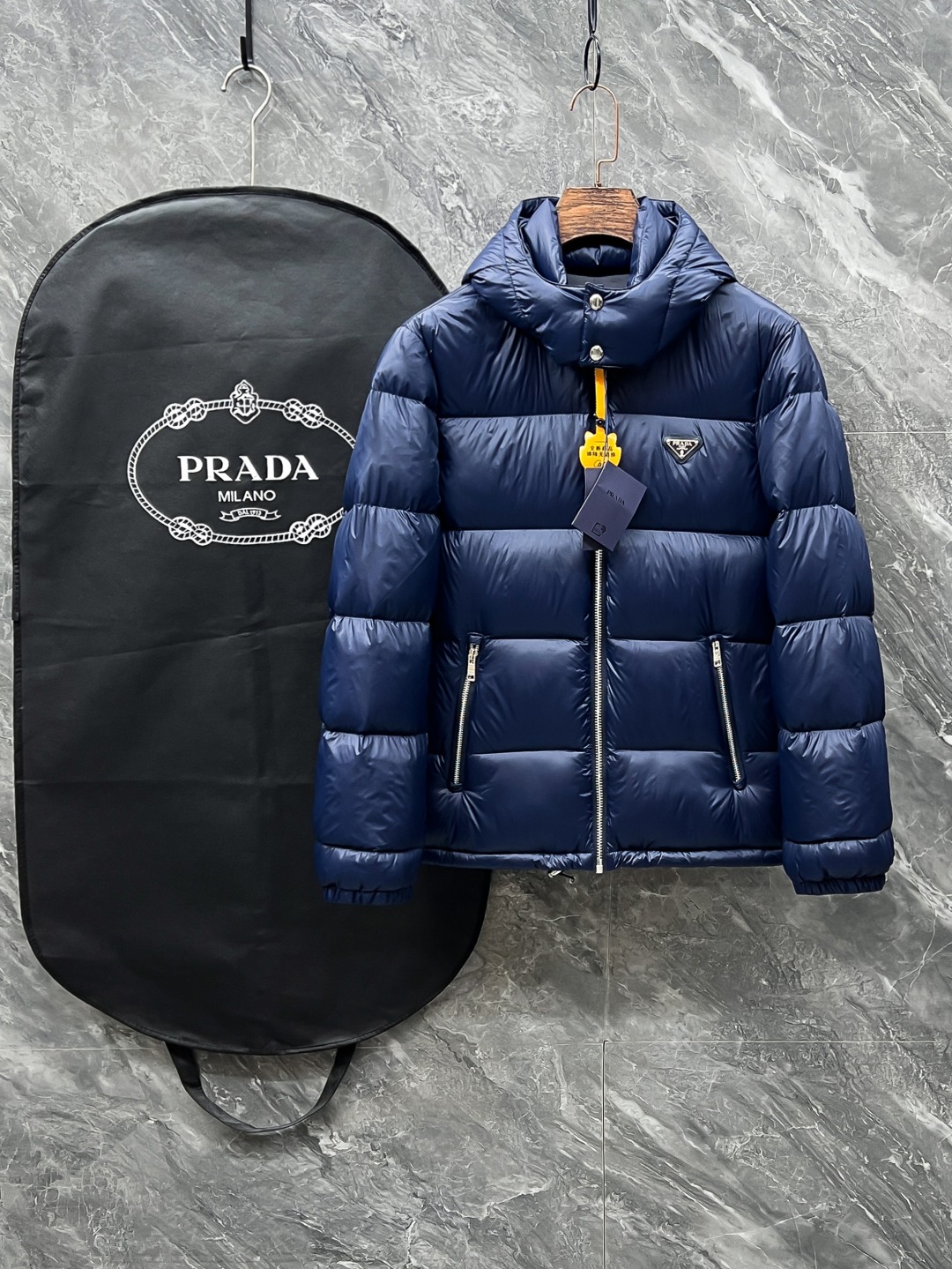 プラダ「Prada」秋冬ダウンジャケット スタンドカラー