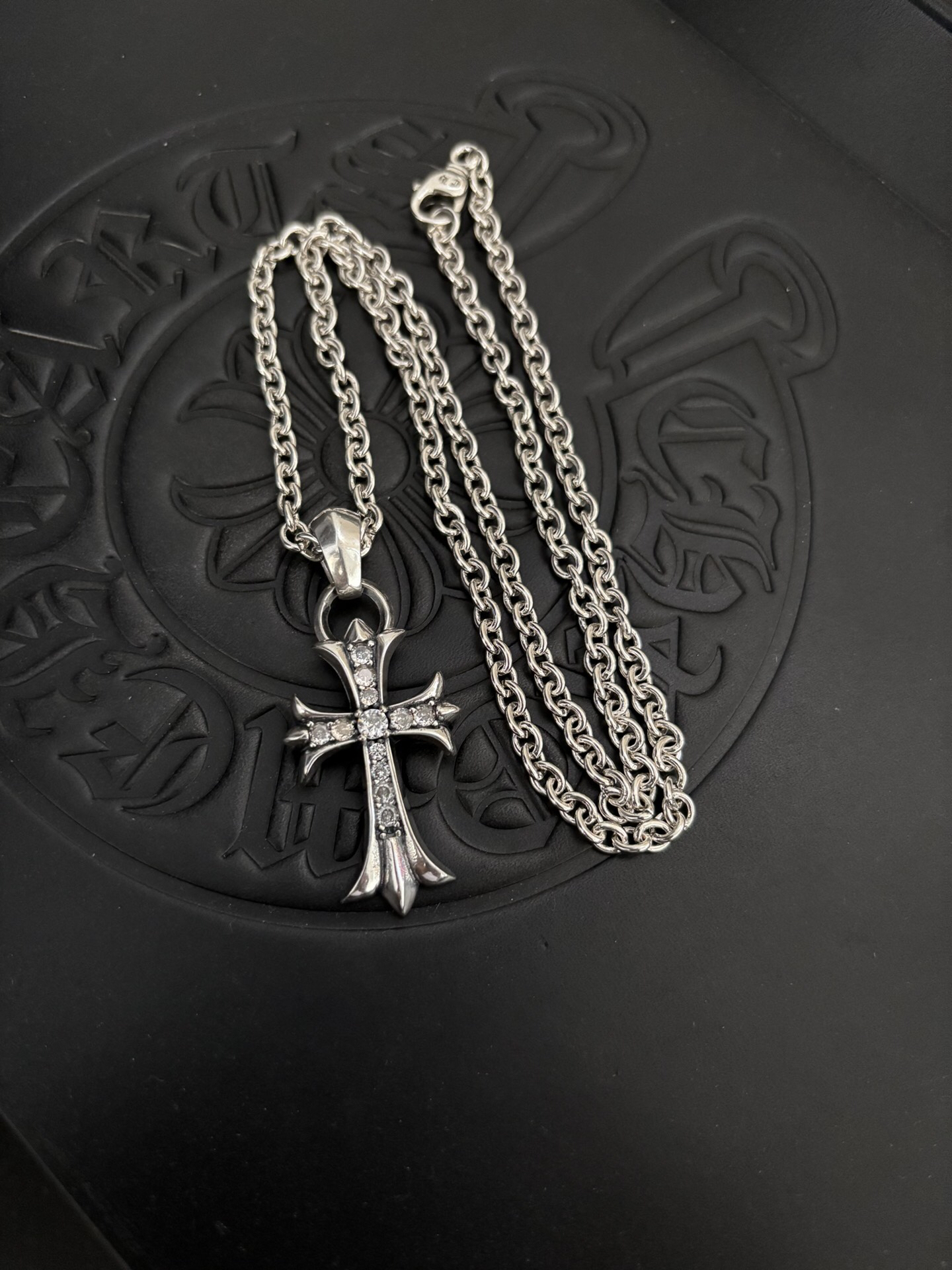 クロムハーツ「Chrome Hearts」のクラシックネックレス - 日常に上品なアクセントを添えるユニセックスモデル