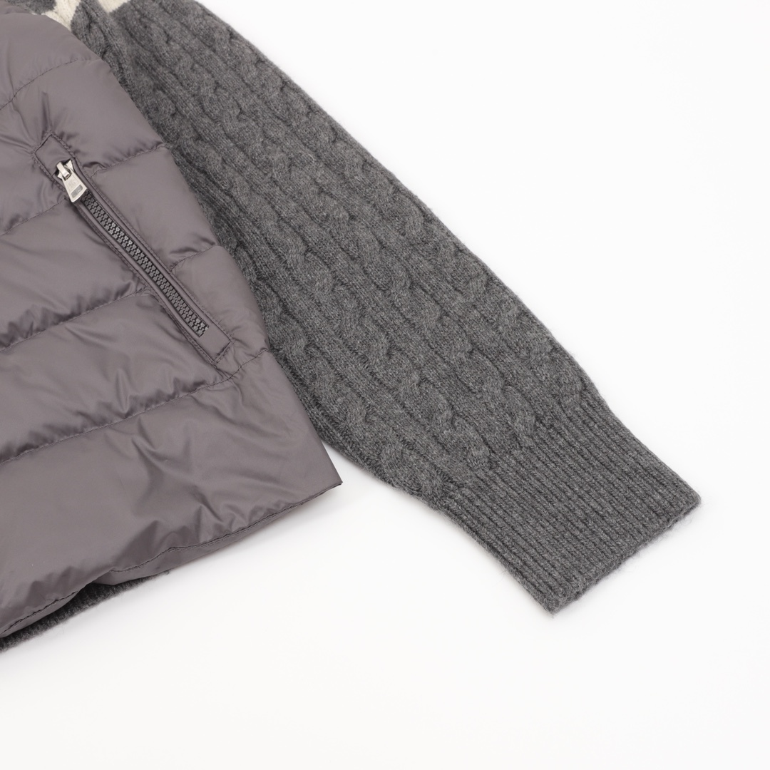 Moncler の軽くて裏地付きウール素材のジッパー付きダウンコート