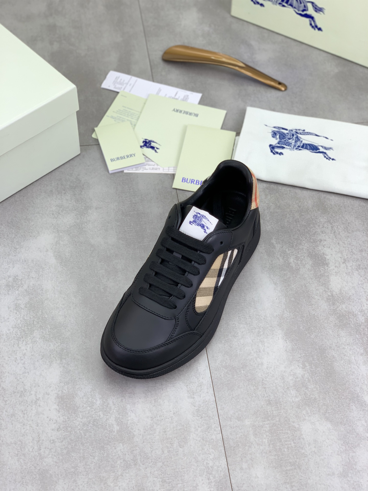バーバリー「Burberry」バーバリー テラス スニーカー / レザースニーカー