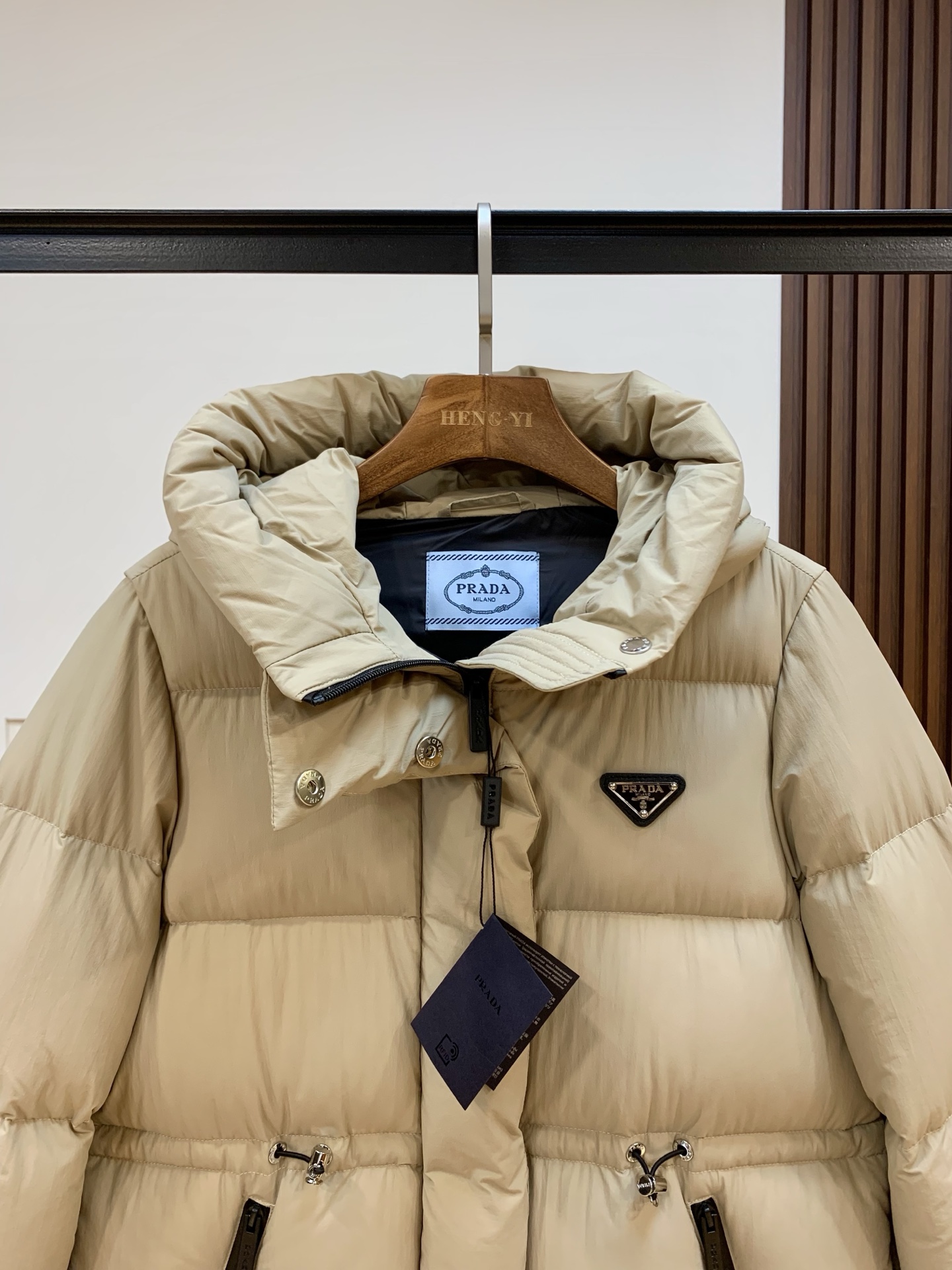 プラダ「Prada」秋冬フード付きダウンジャケット