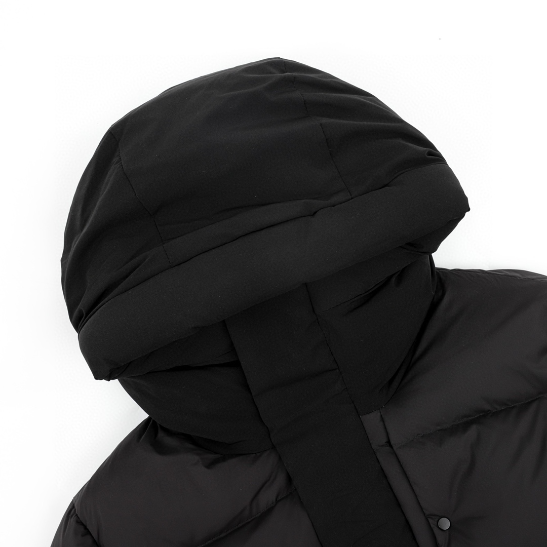 Moncler Madeira 22Fw のゲート（ドア）部分に立体彫刻のエンボス加工されたアルファベットが付いたダウンジャケッ