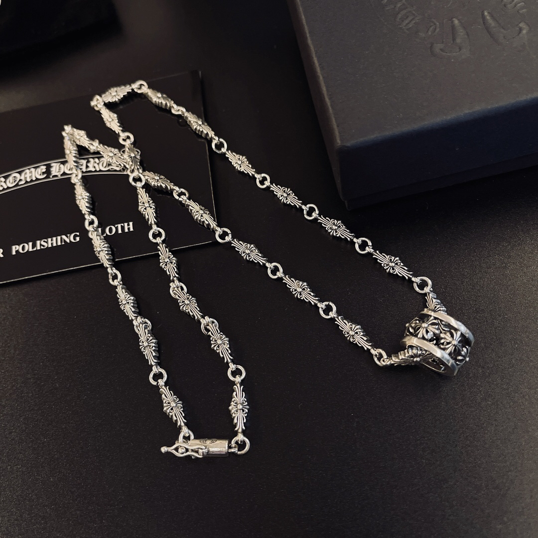 クロムハーツ「Chrome Hearts」のクラシックネックレス - 日常に上品なアクセントを添えるユニセックスモデル