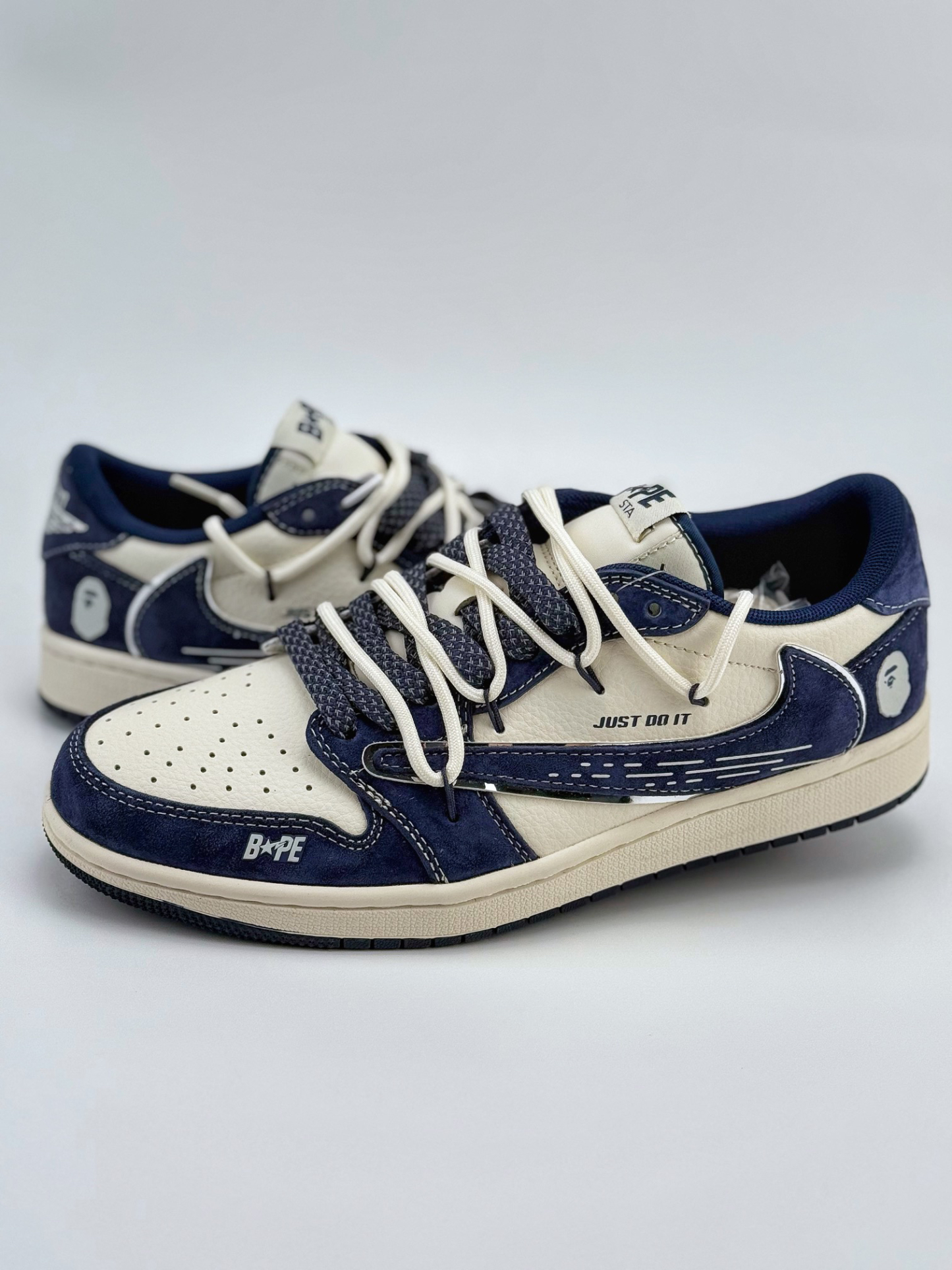 「コラボモデル」Travis Scott x Nikeエアジョーダン 1 ロー 'ミッドナイト ネイビー' - スニーカー