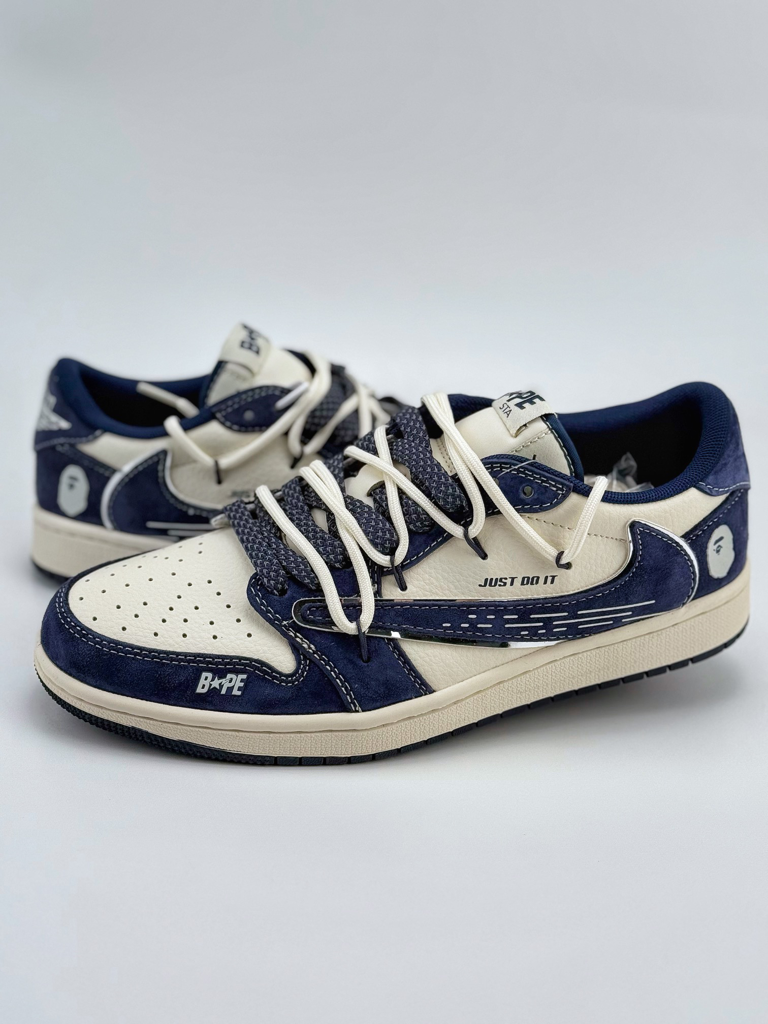 「コラボモデル」Travis Scott x Nikeエアジョーダン 1 ロー 'ミッドナイト ネイビー' - スニーカー