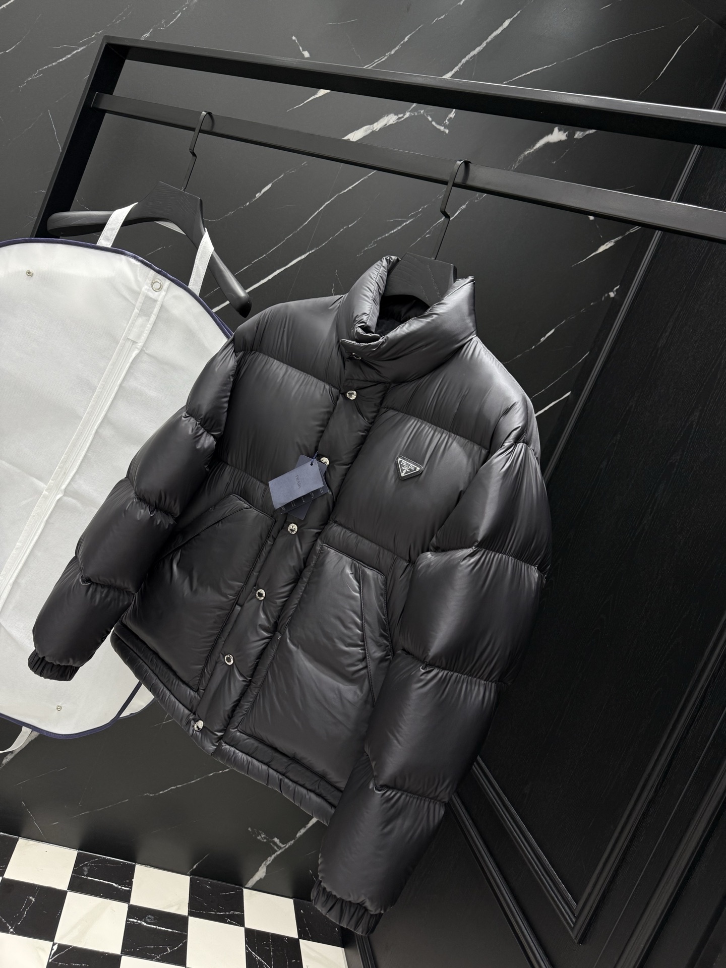 プラダ「Prada」秋冬ダウンジャケット スタンドカラー