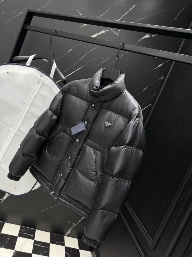 プラダ「Prada」秋冬ダウンジャケット スタンドカラー