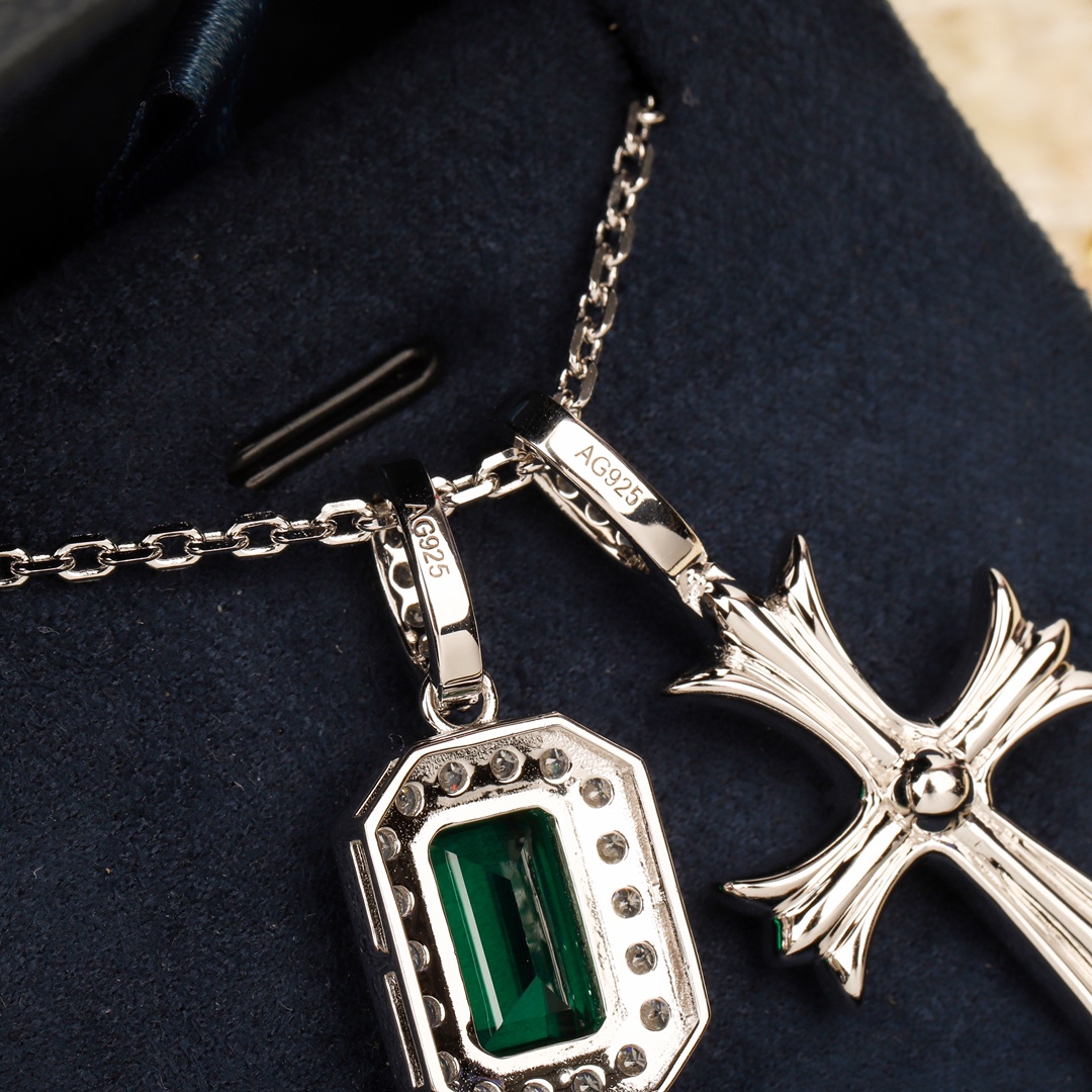 クロムハーツ「Chrome Hearts」のクラシックネックレス - 日常に上品なアクセントを添えるユニセックスモデル