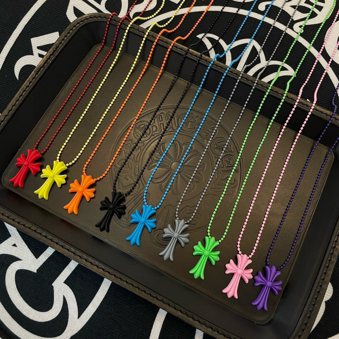 クロムハーツ「Chrome Hearts」クロスチャームネックレス（レジン製）