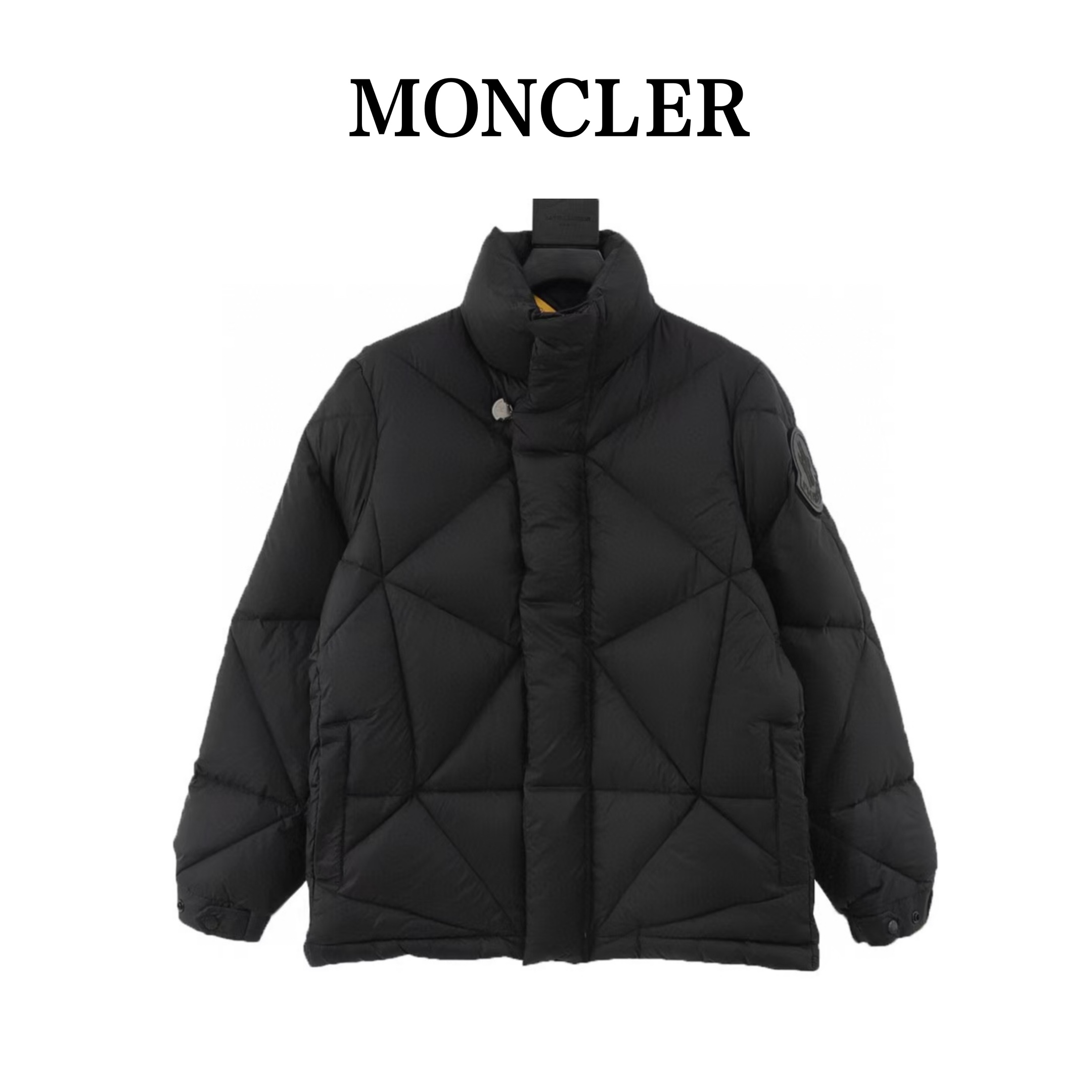 Moncler とのコラボレーションの三角カットの立領ダウンジャケット
