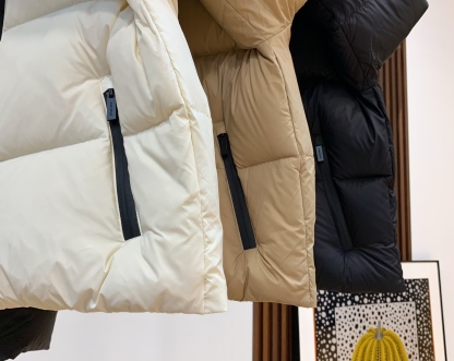 プラダ「Prada」秋冬ダウンジャケット スタンドカラー