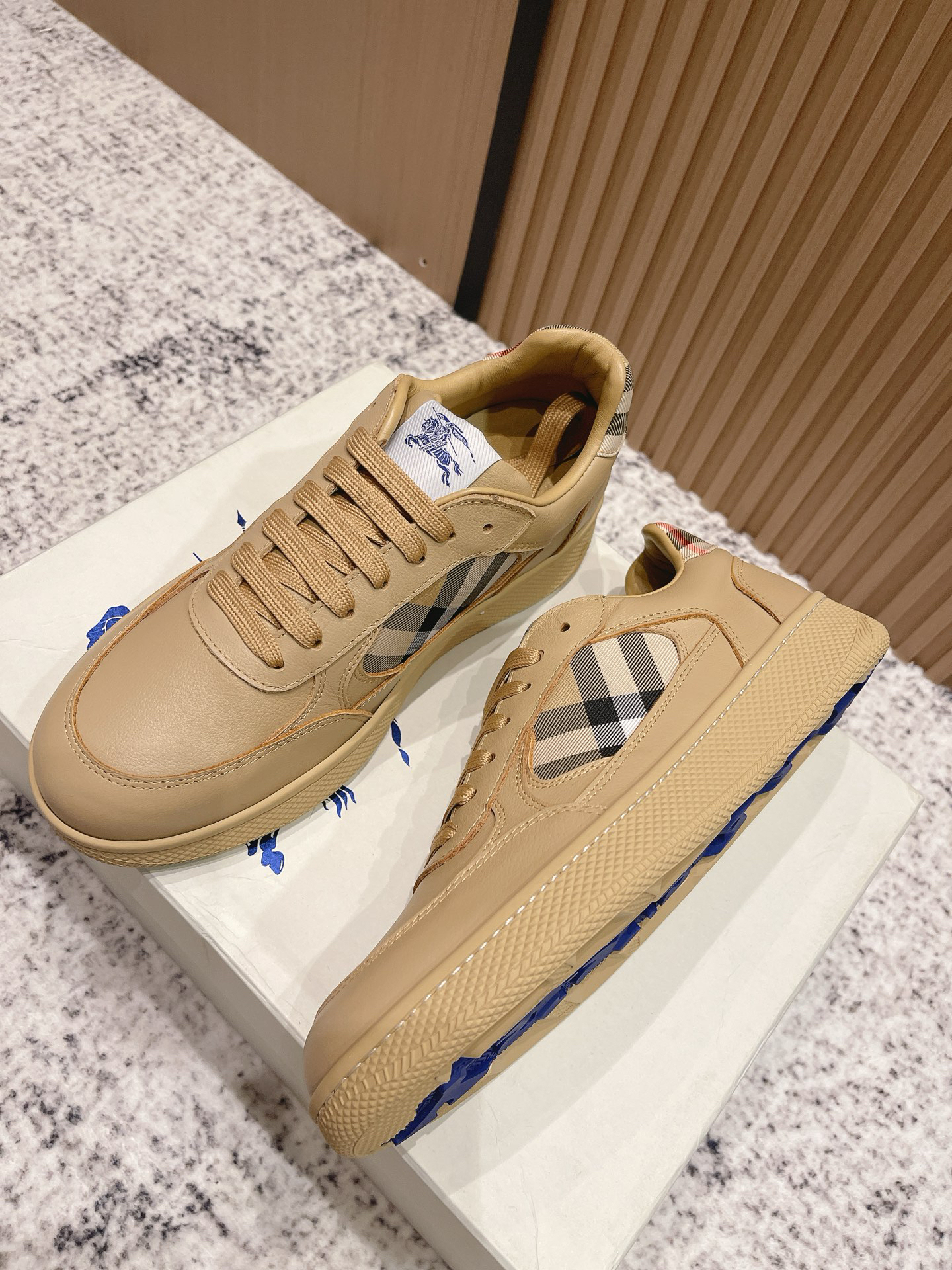 バーバリー「Burberry」バーバリー ボックス スニーカー / プレミアムレザースニーカー