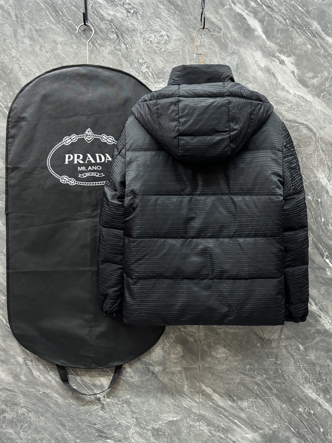 プラダ「Prada」秋冬フード付きダウンジャケット 両面着用