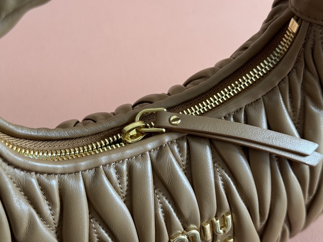 ミュウ ミウ(Miu Miu)ワンダー マトラッセ ラムスキンのホーボー ミニバッグ