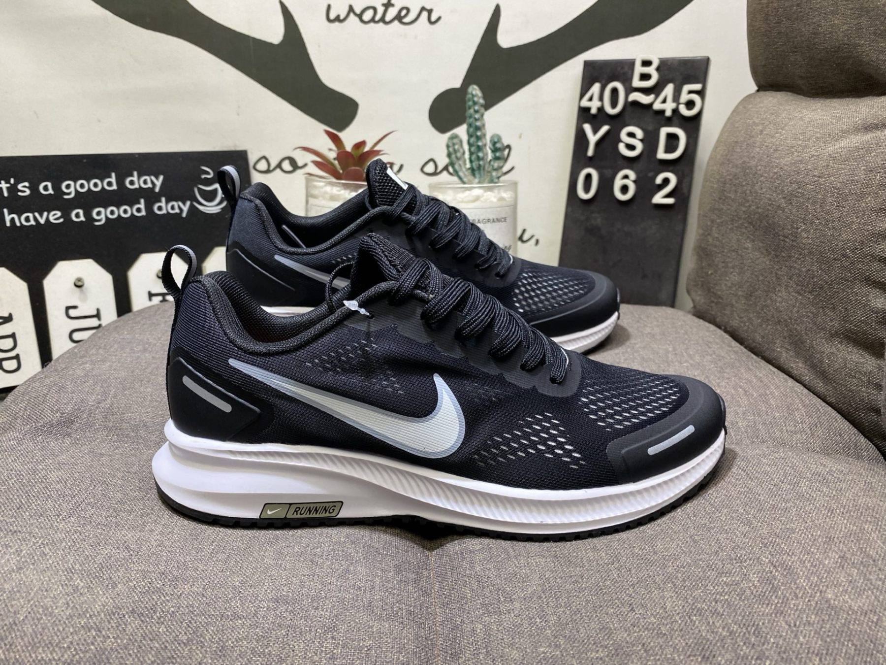 ナイキ「Nike」ク ロー カジュアルスニーカー