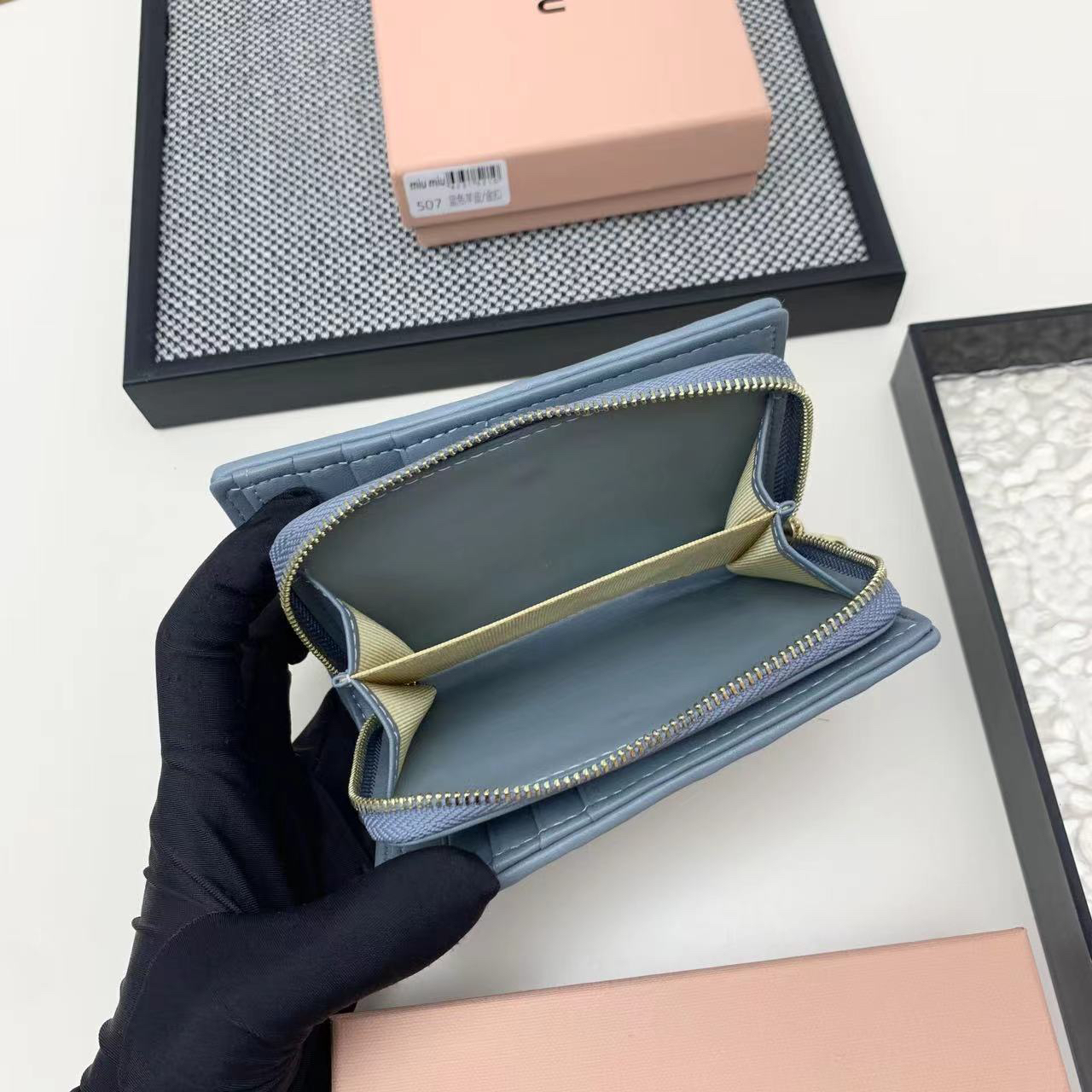 ミュウミュウ「Miu Miu」マテラッセレザー ジップアラウンド 折り財布