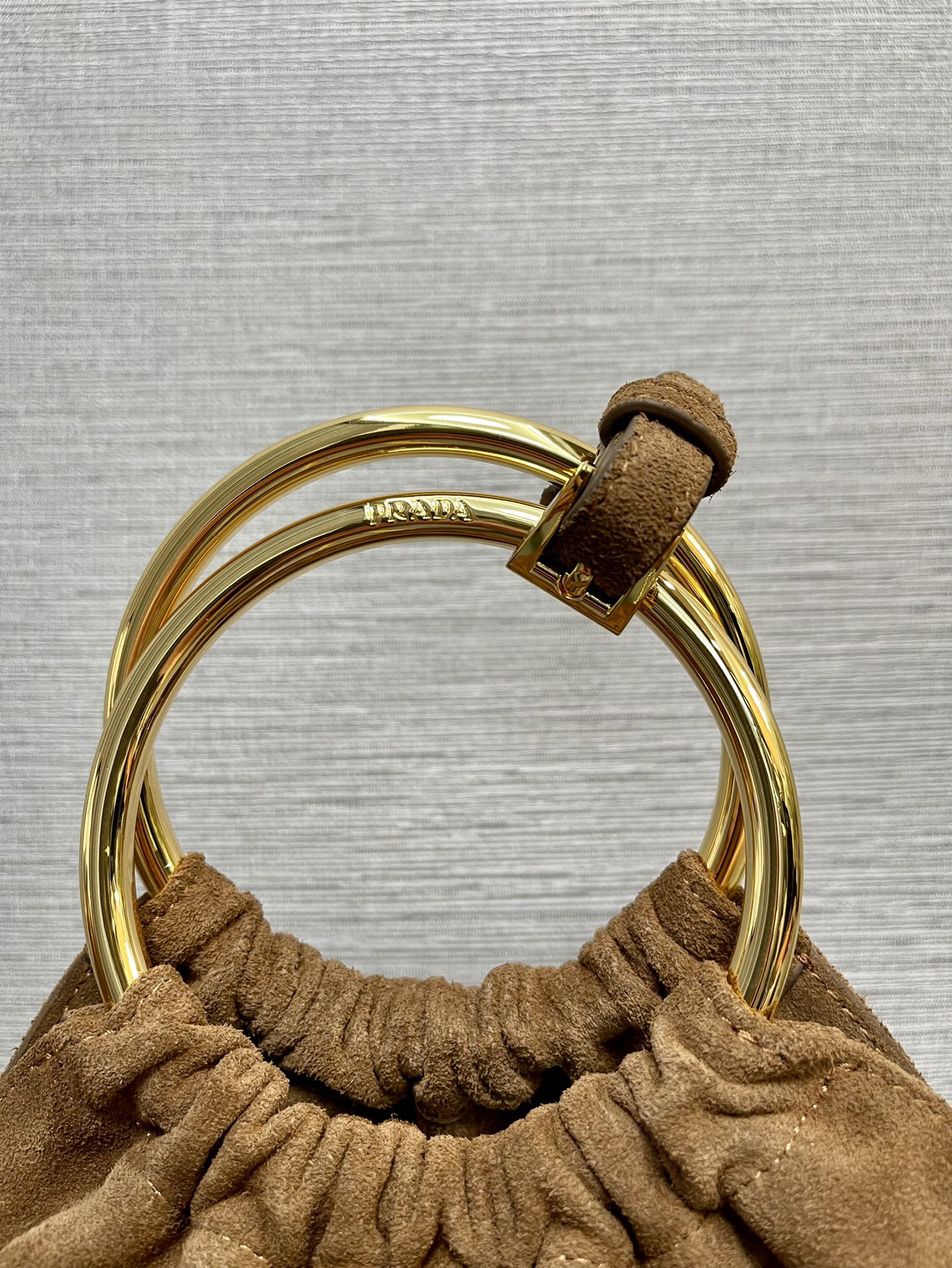 プラダ「Prada」 ヌバックレザー バケットバッグ