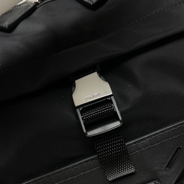 プラダ「Prada」 リジェネレイテッド ナイロン トラベルバッグ