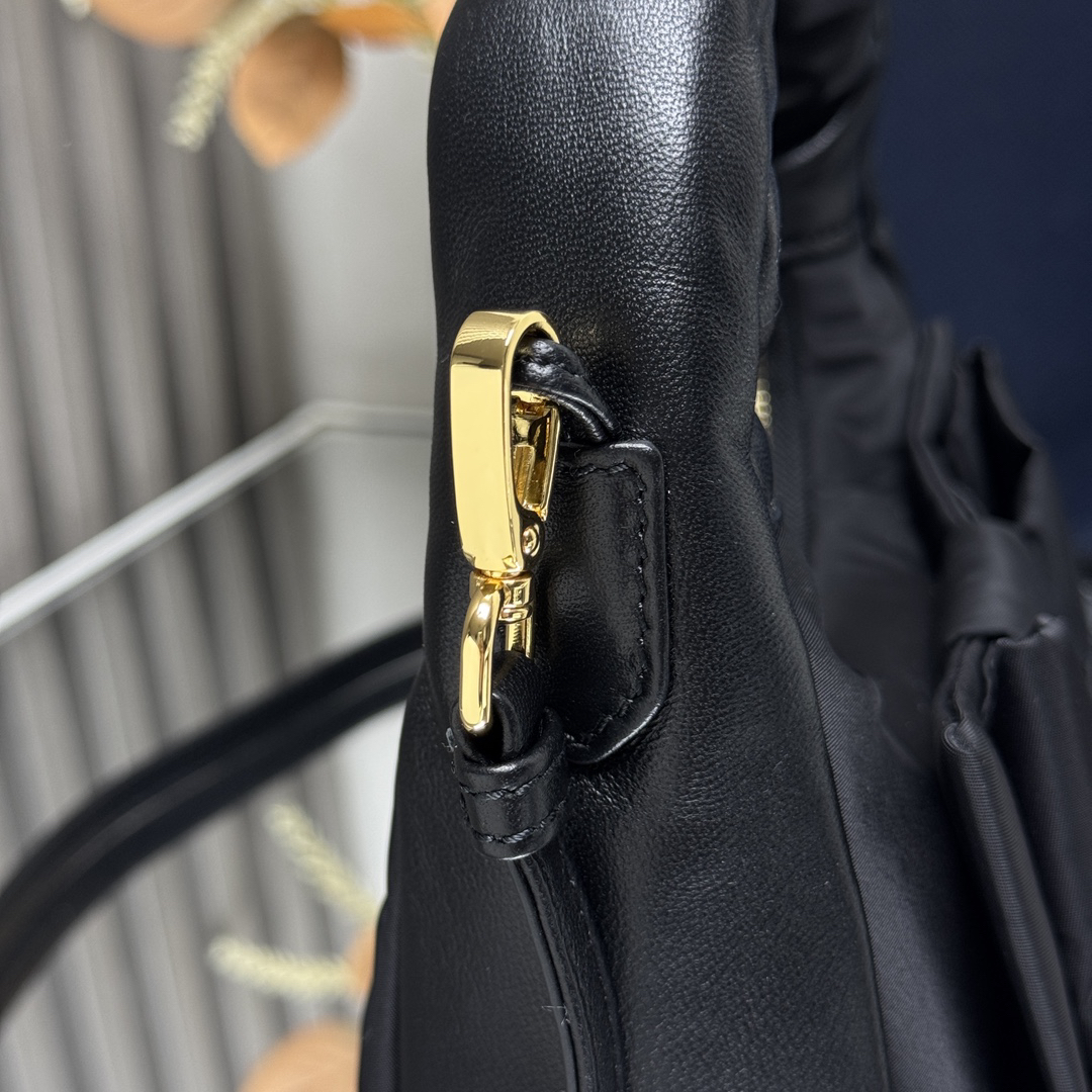 プラダ「Prada」  リジェネレイテッド ナイロン＆ナッパレザー ボウショルダーバッグ