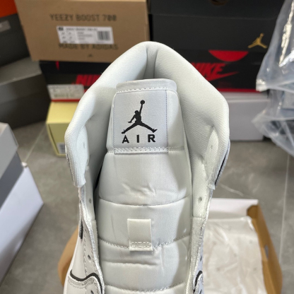 ナイキ「Nike」Wmns Air Jordan 1 Mid SE 'IRIDESCENT TRIM'