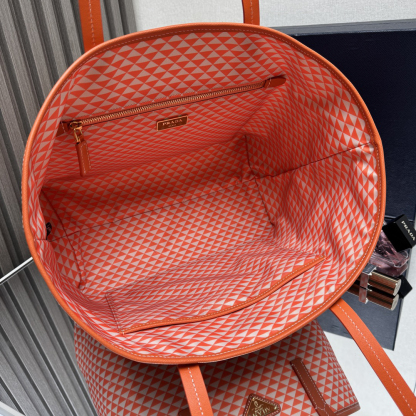 プラダ「Prada」Tessuto Triangulum トートバッグ 新作