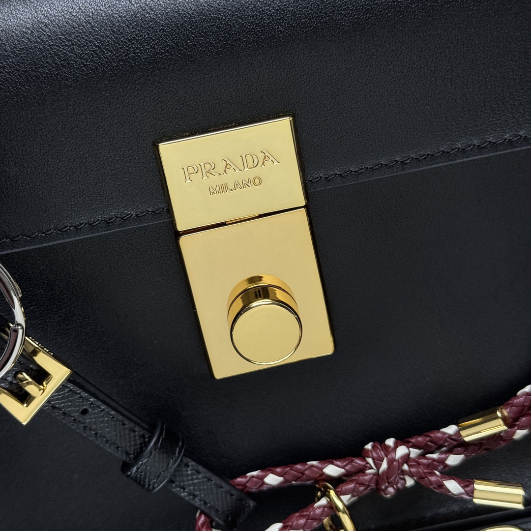 プラダ「Prada」Soft Sound ショルダーバッグ モデル