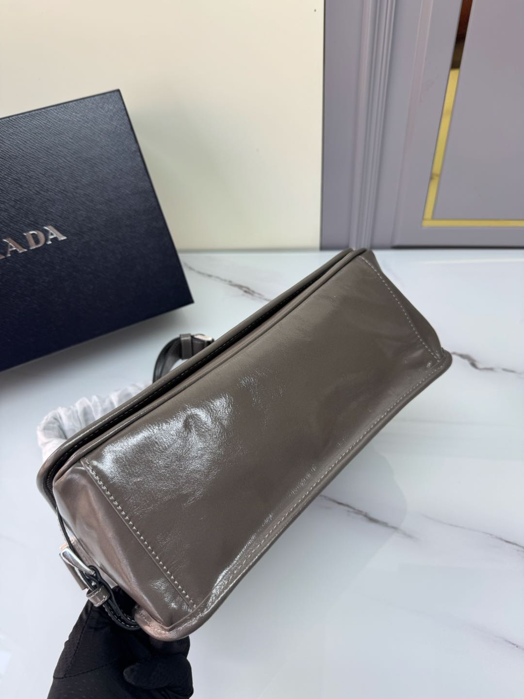 プラダ「Prada」 オイルドレザー メッセンジャーバッグ モデル