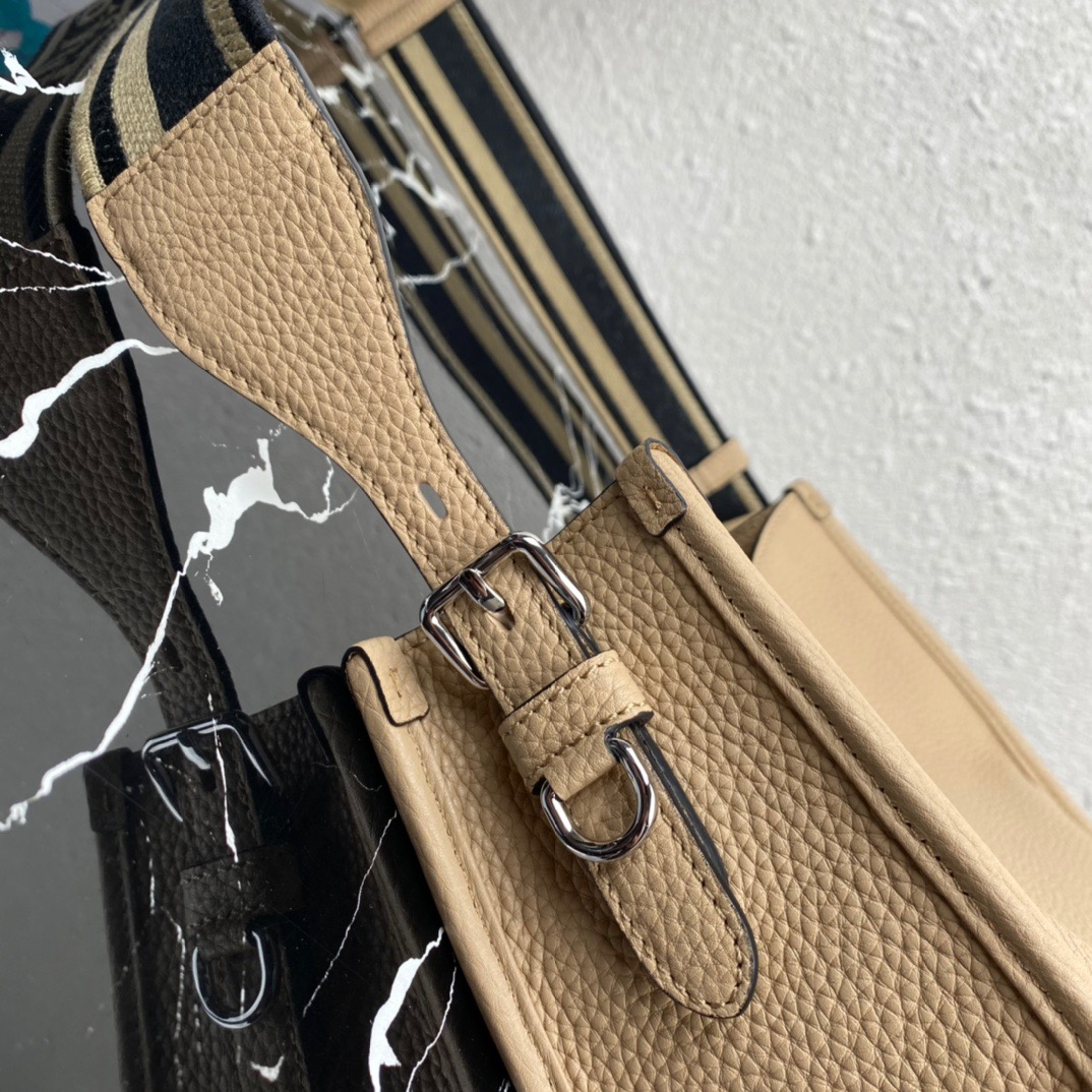 プラダ「Prada」 ファブリック ショルダーバッグ モデル