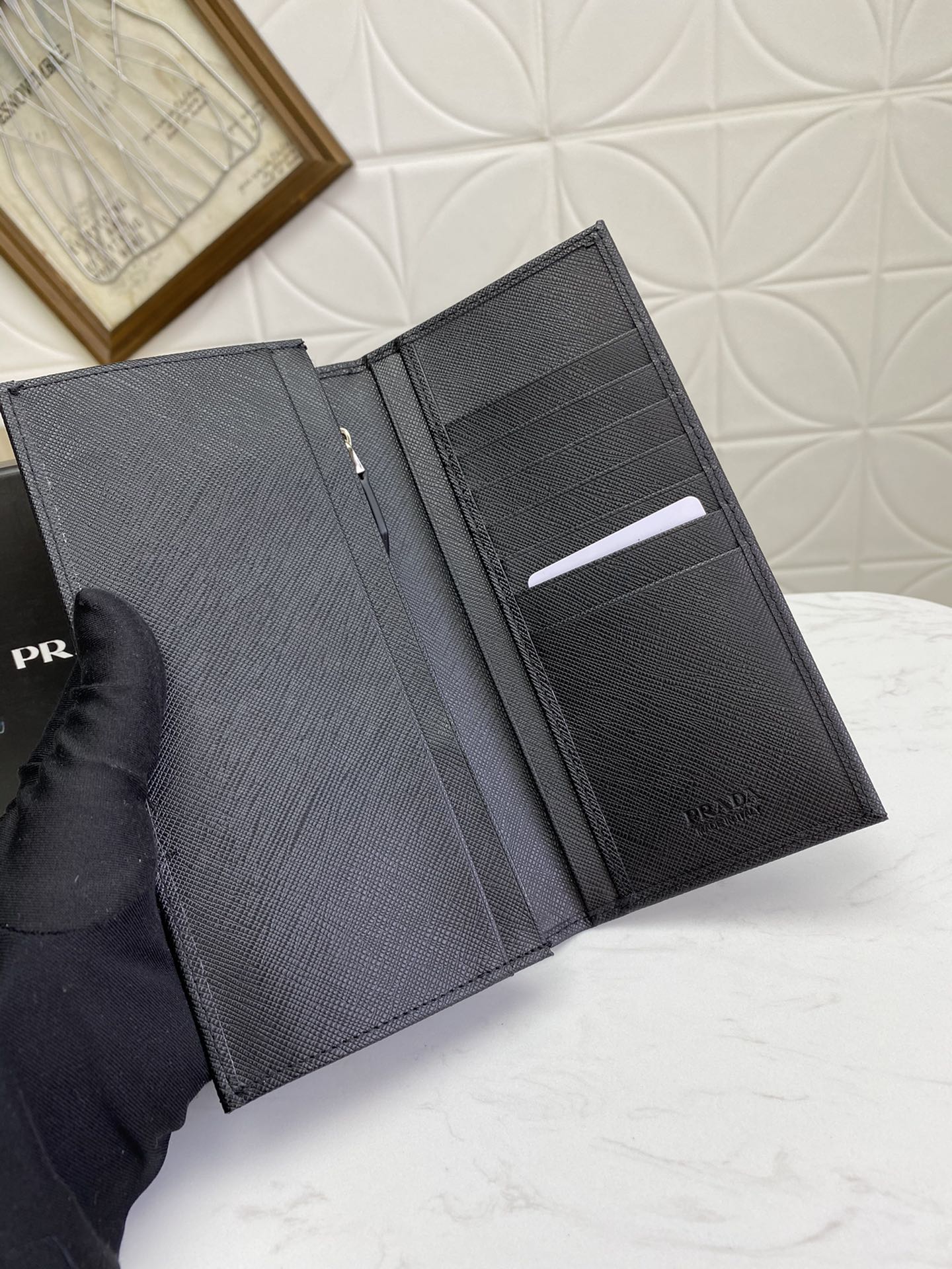 プラダ「PRADA」定番のスーツに二つ折り財布