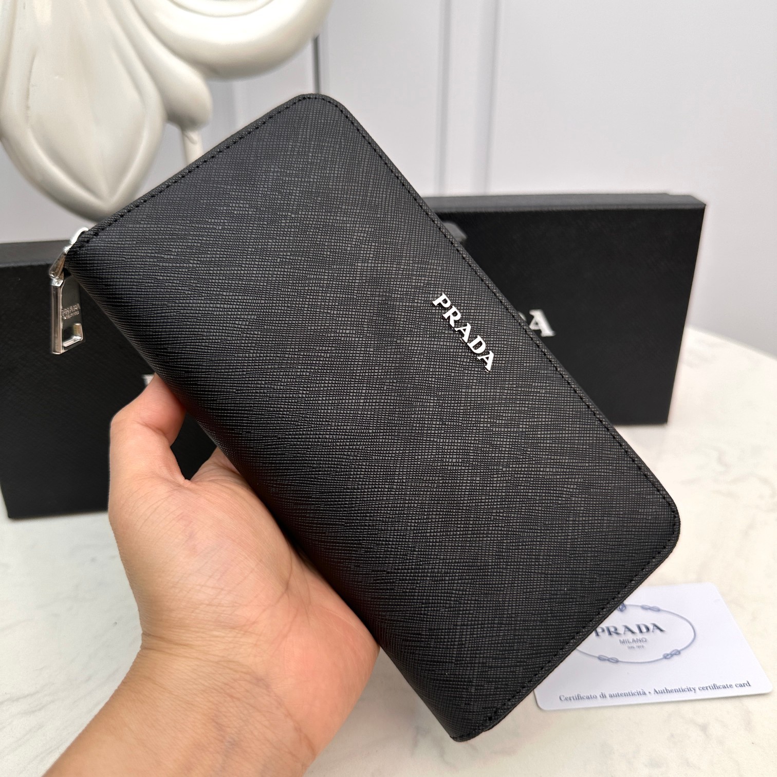 プラダ「PRADA」プレミアムレザー ジップウォレット「おしゃれ男性必携」