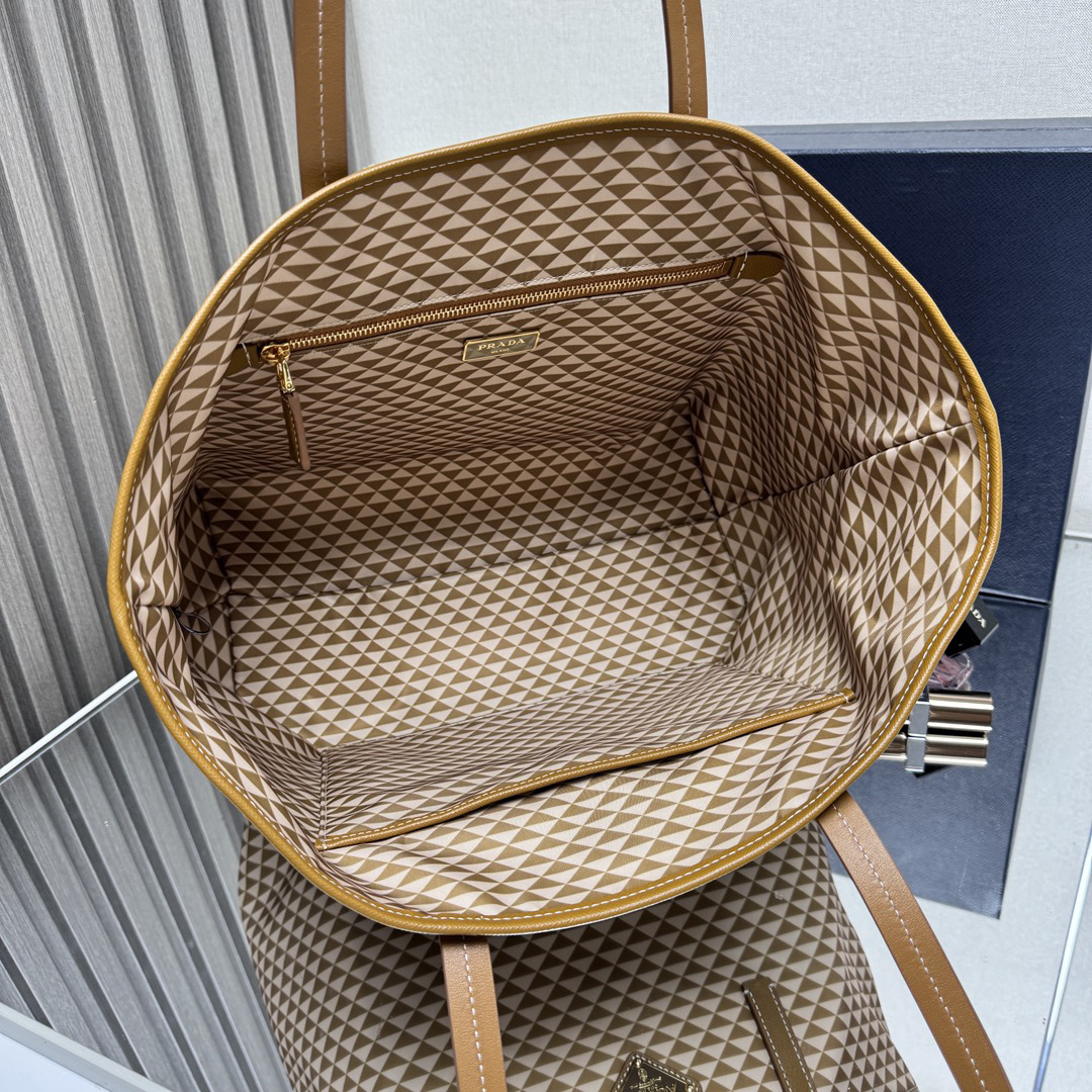 プラダ「Prada」トリアングラム トートバッグ トートバッグ
