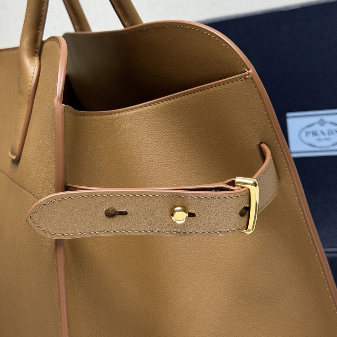 プラダ「Prada」 グランデ トートバッグ トートバッグ