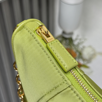 プラダ「Prada」 リナイロン クレセント マルチショルダーバッグ