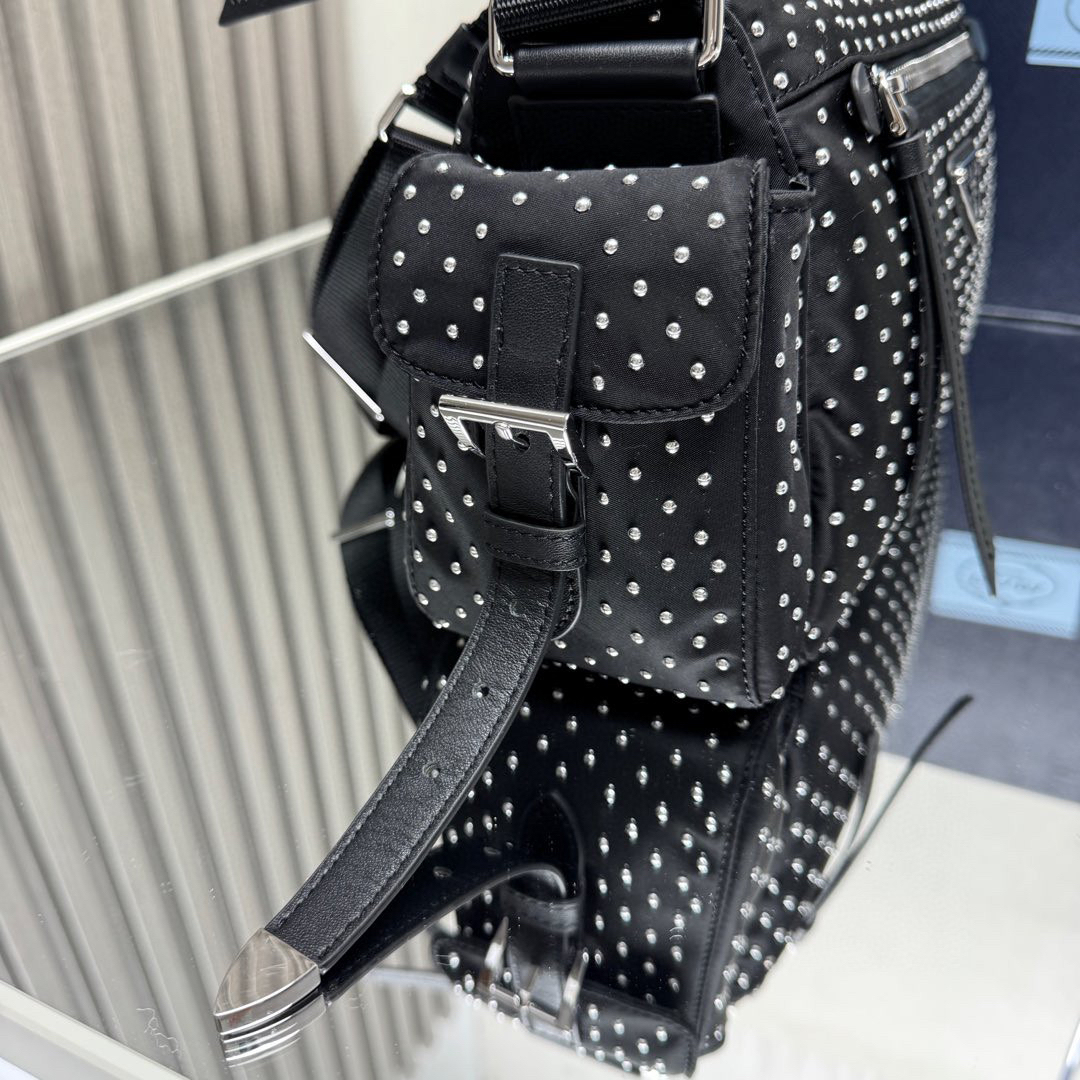 プラダ「Prada」リベットデザイン メッセンジャーバッグ ショルダーバッグ