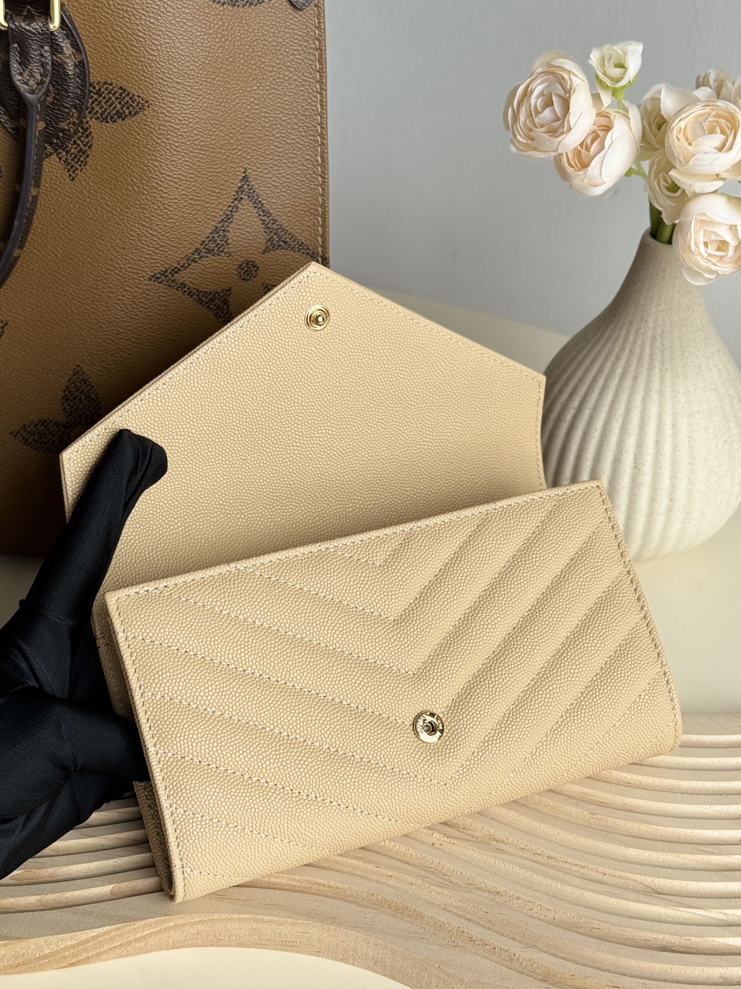 サンローラン「Saint Laurent」カサンドラ ラージウォレット（ラムスキン）