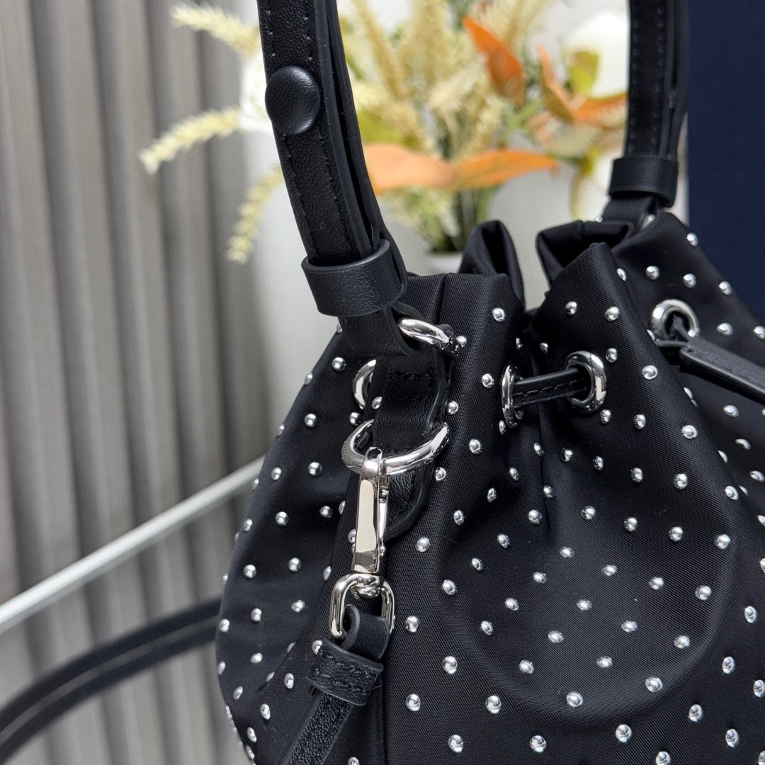 プラダ「Prada」 リベットデザイン バケットバッグ ショルダーバッグ