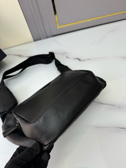 プラダ「Prada」 エンボスロゴ メッセンジャーバッグ ショルダーバッグ