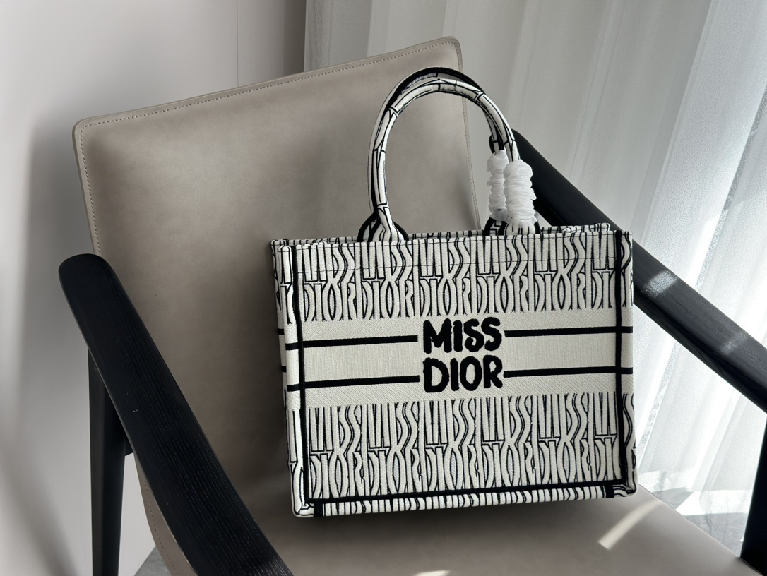 ディオール「Dior」Book Tote 2023 ショッピングトートバッグ