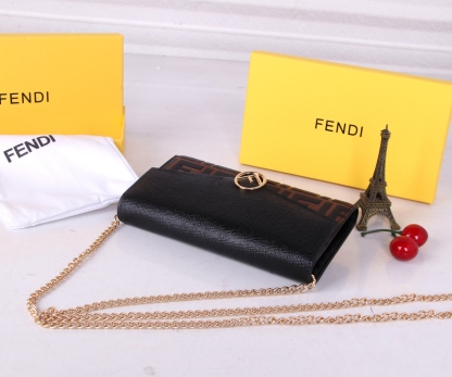 フェンディ「Fendi」高級エンボス牛革の大きな イタリア製財布