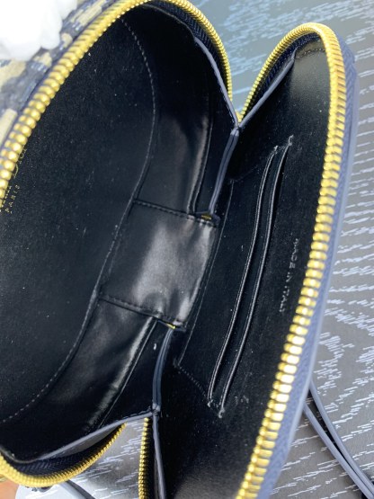 ディオール「Dior」CD Signature エリプスカメラバッグ 2023年秋冬コレクション