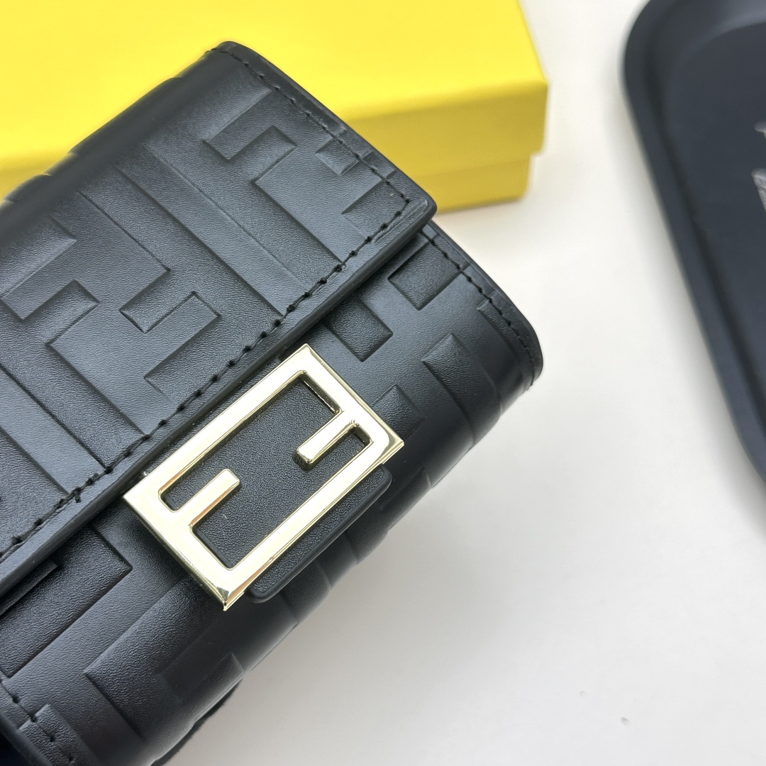 フェンディ「Fendi」高級エンボス牛革の大きな イタリア製財布