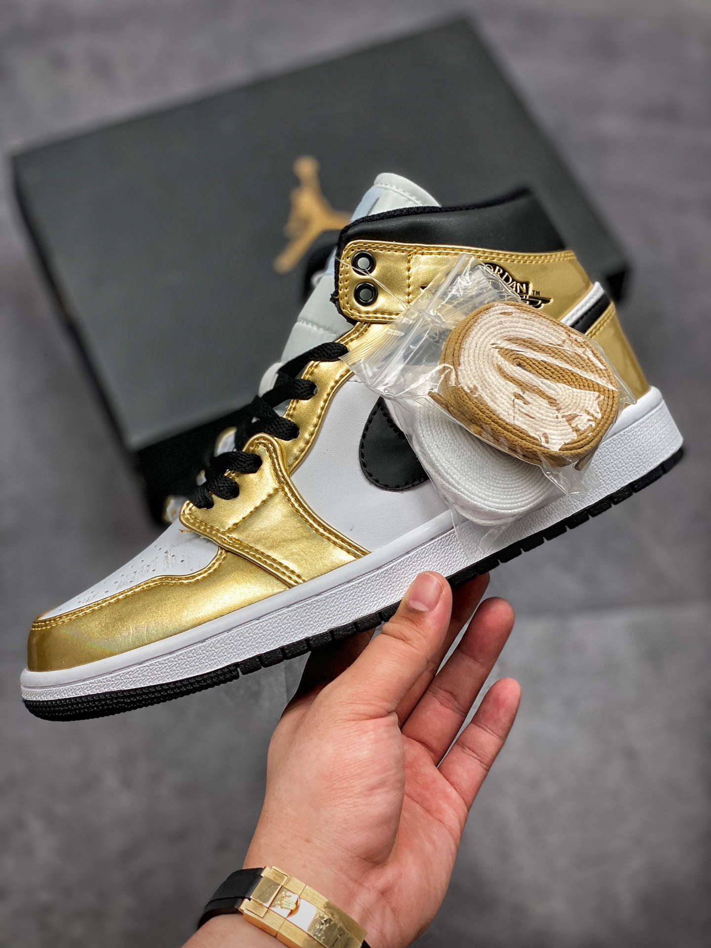 ナイキ「Nike」  エアジョーダン1 ミッド "メタリックゴールド" スニーカー